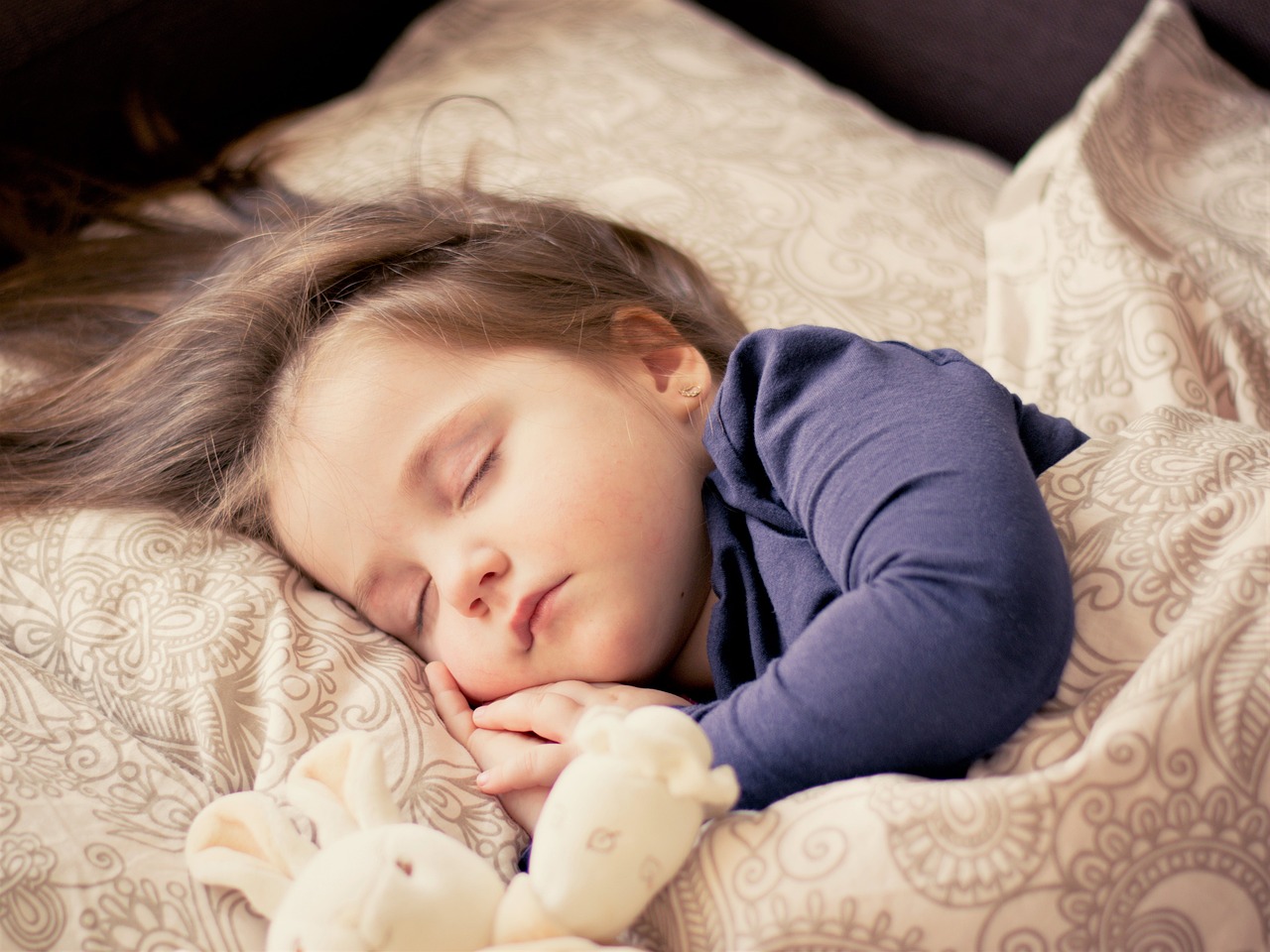 Duerme, bebé, ¡duerme! Consejos eficaces para una buena rutina de sueño desde el principio.
